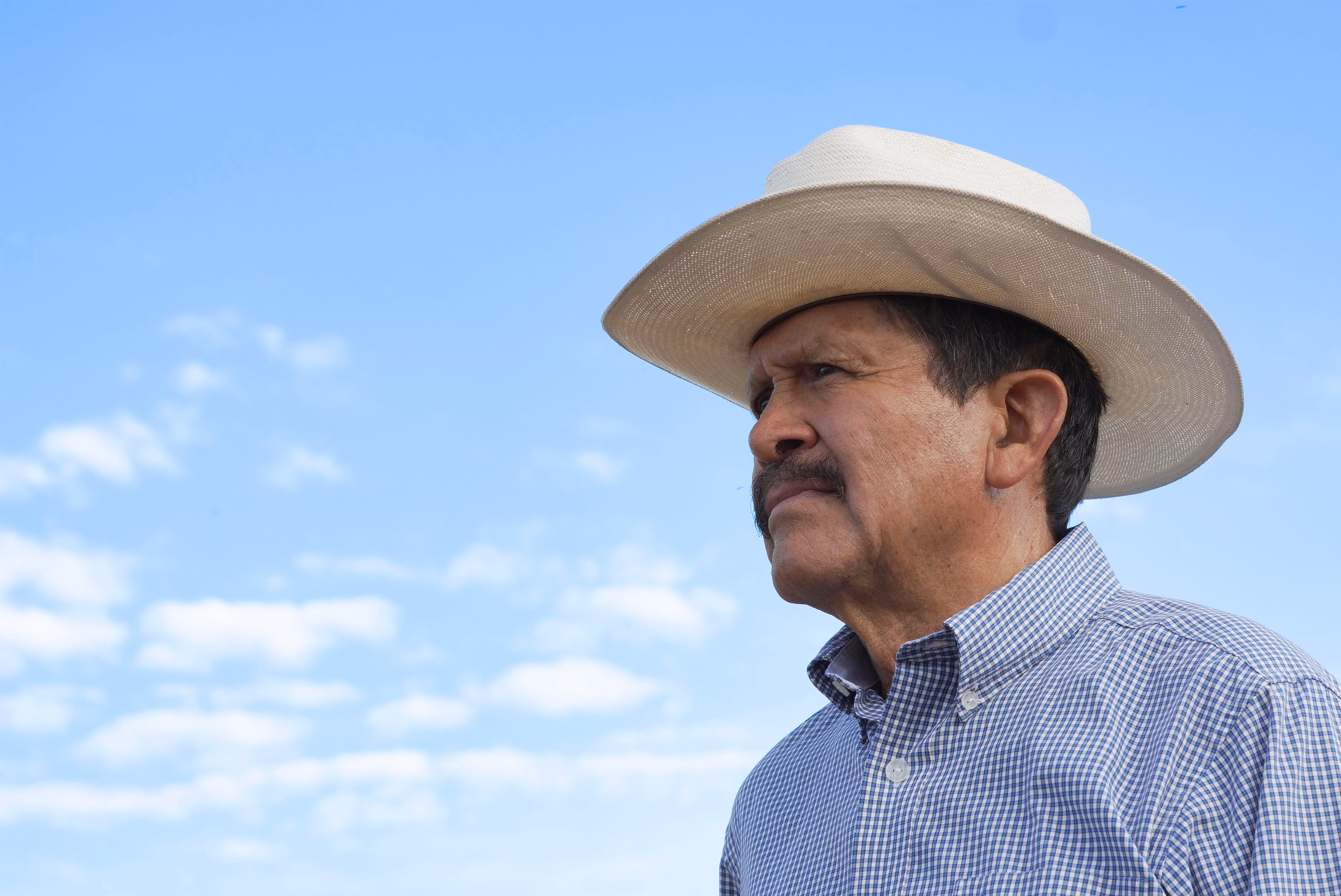 Álvaro Montes wearing a white hat beneath the sky of Amatitán.
